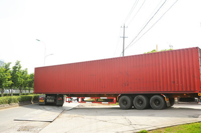 載重車在現代道路貨物運輸中的重要作用